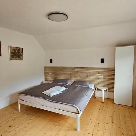 Apartma Sava-stol 耶塞尼采