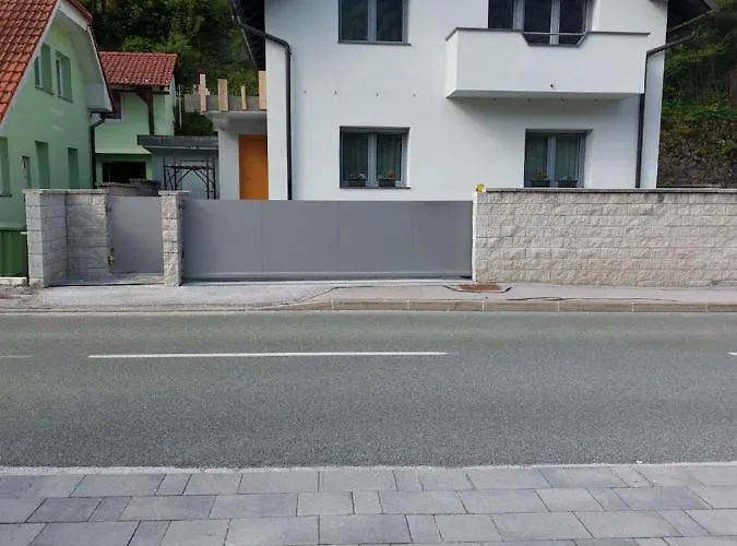 Apartma Sava-stol * جيسينيس