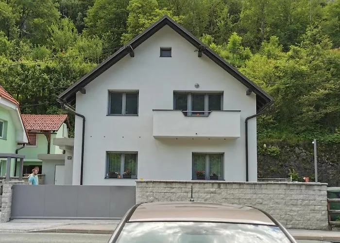 Apartma Sava-stol * جيسينيس